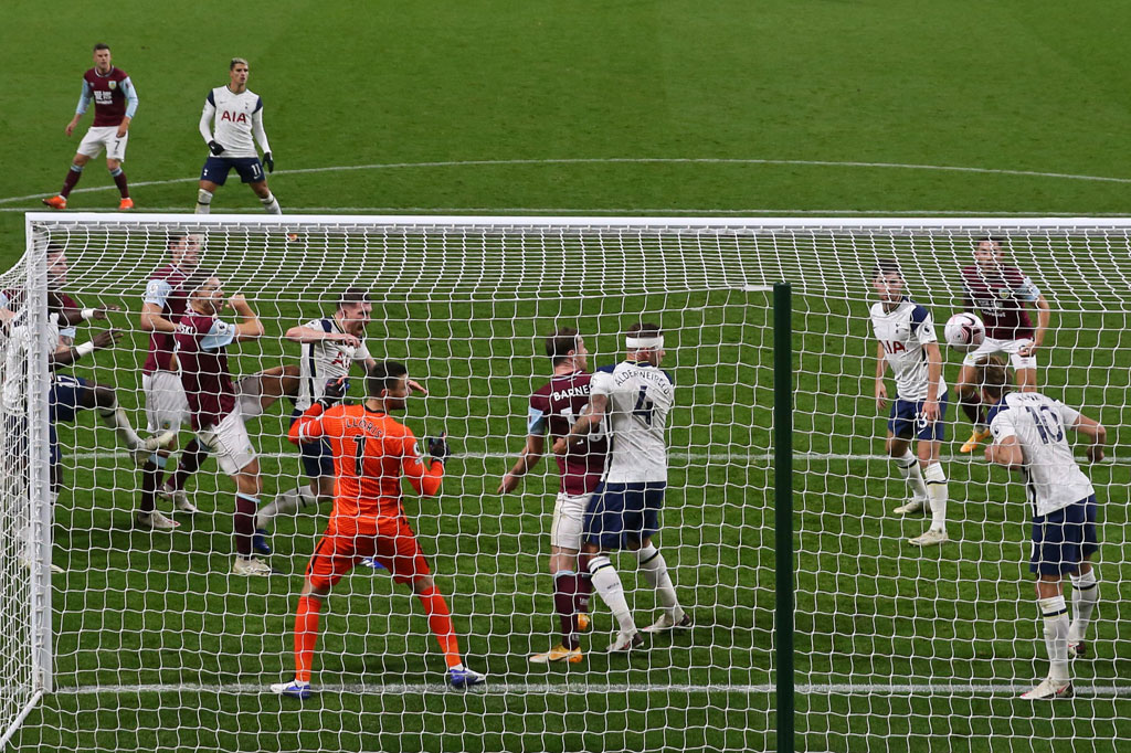 Pada menit ke-72 peluang emas tuan rumah lewat sundulan James Tarkowski masih dapat digagalkan Kane sebelum masuk ke gawang.