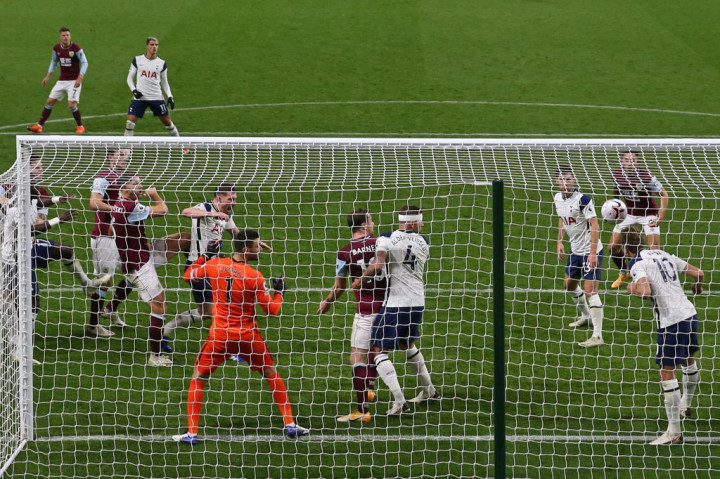 Pada menit ke-72 peluang emas tuan rumah lewat sundulan James Tarkowski masih dapat digagalkan Kane sebelum masuk ke gawang.
