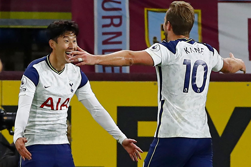 Son melakukan selebrasi bersama Kane usai menjebol gawang tuan rumah.