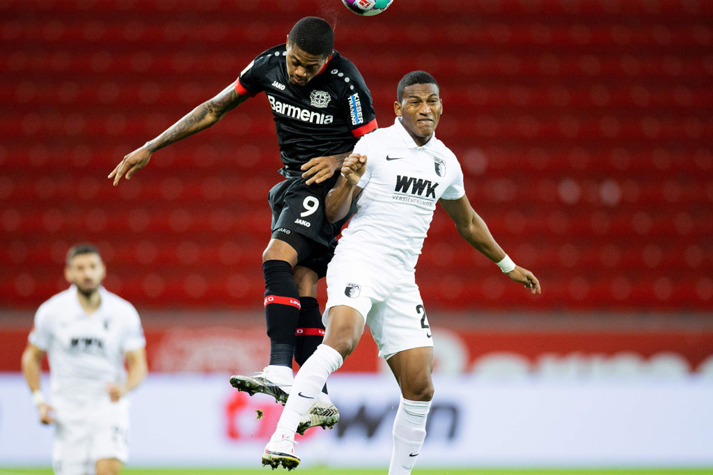 Augsburg yang memiliki rekor buruk saat berhadapan dengan Leverkusen mencoba menggebrak sejak awal. Namun meski mampu menekan dan memperlihatkan semangat juang tinggi, tim tamu tidak pernah benar-benar merepotkan kiper Lukas Hradecky.