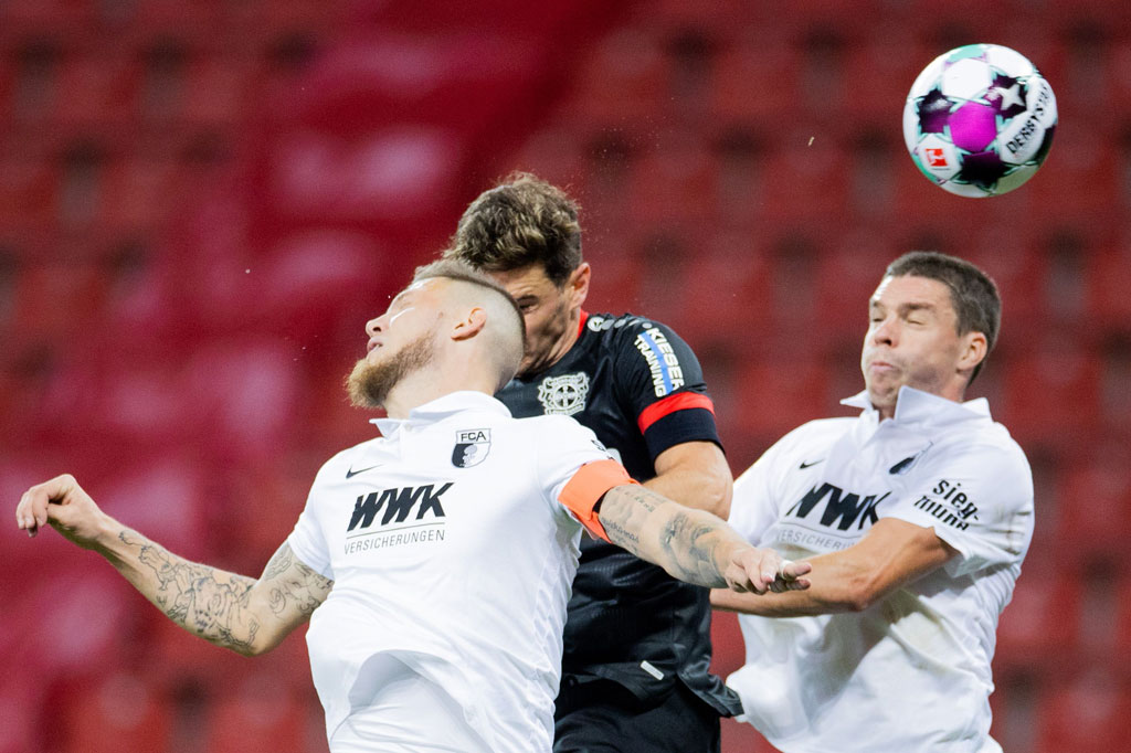 Leverkusen kemudian mengambil kendali permainan, namun masih kesulitan menembus barisan pertahanan Augsburg. Kiper Augsburg juga tampil baik untuk menggagalkan peluang-peluang milik Alario, Exequiel Palacios, dan Leon Bailey.
