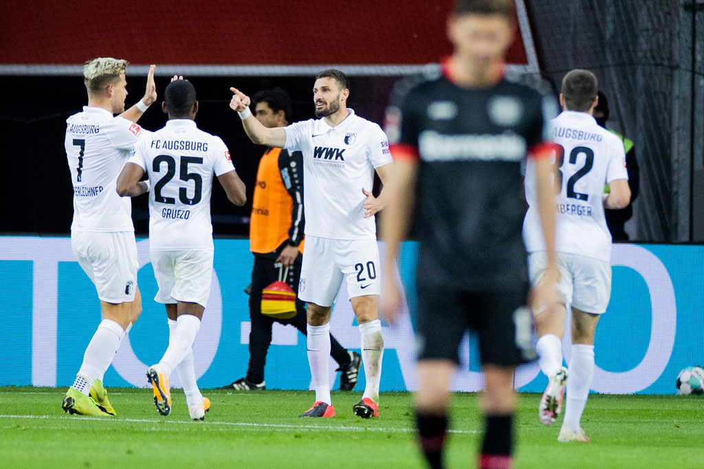 Masuknya Ruben Vargas dan Fredrik Jensen pada babak kedua menambah daya gedor Augsburg. Hasilnya mereka petik pada menit ke-51 lewat tembakan mendatar Daniel Caligiuri menyambar umpan matang Vargas.