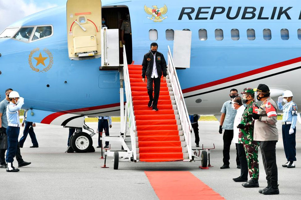 Presiden Joko Widodo tiba di Bandar Udara Internasional Silangit, Tapanuli Utara, Sumatera Utara, Selasa, 27 Oktober 2020. Dalam kunjungannya ke Sumut, Jokowi akan meninjau food estate dan menyerahkan sertifikat hak atas tanah kepada warga.