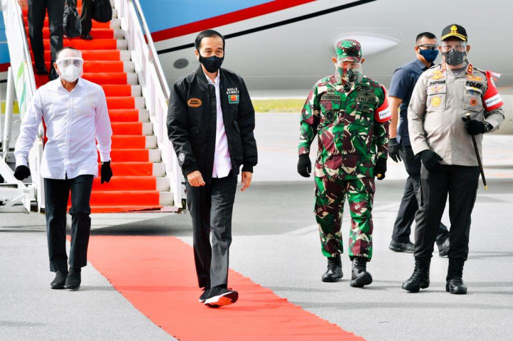 Setibanya di Bandara Internasional Silangit, Presiden langsung menuju Desa Ria-Ria, Kabupaten Humbang Hasundutan untuk meninjau perkembangan pembangunan kawasan lumbung pangan (food estate) baru yang nantinya akan dikembangkan menjadi pertanian modern berbasis hortikultura.