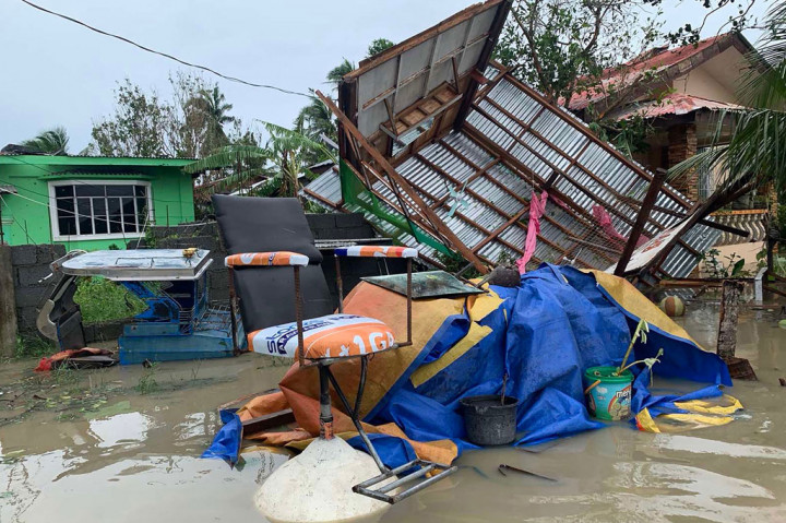 Rumah warga di Pola, Provinsi Oriental Mindoro, Filipina, porak poranda diterjang topan Molave pada Minggu, 25 Oktober 2020.