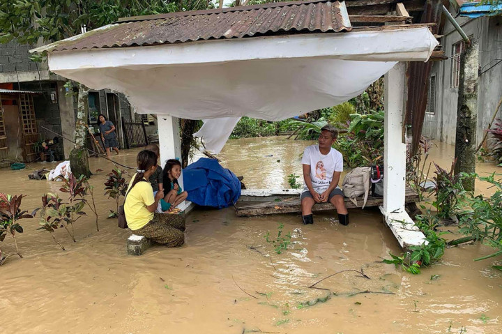 Sedikitnya tiga orang tewas dan belasan lainnya hilang setelah topan memicu banjir menerjang wilayah Filipina tengah. Topan juga mengakibatkan ribuan orang berlindung di pusat-pusat evakuasi.