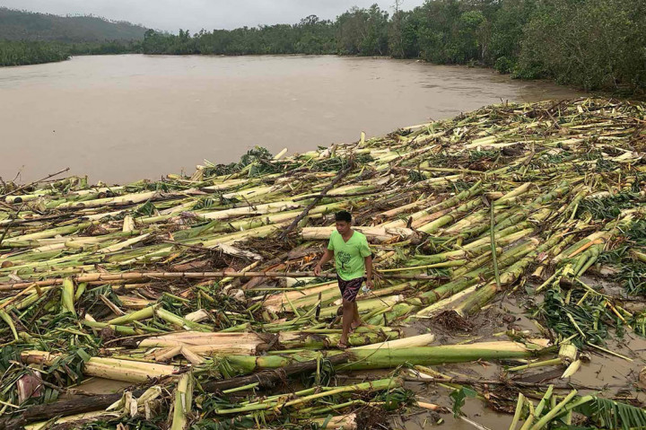Dua belas orang, kebanyakan nelayan, dilaporkan hilang setelah terperangkap di laut yang ganas. Sementara itu lebih dari 70.000 orang tetap berada di lebih dari 800 pusat evakuasi.