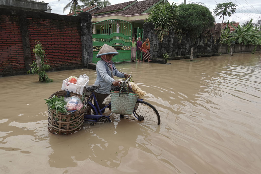 Hujan deras yang mengguyur wilayah selatan Jateng akibat dampak dari fenomena La Nina, selama dua hari terakhir, menyebabkan banjir dan longsor pada sejumlah wilayah di Kabupaten Kebumen, Cilacap, dan Banyumas.