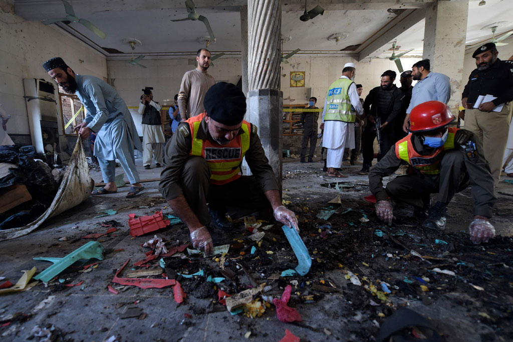 Sedikitnya tujuh orang meninggal dan puluhan lainnya luka-luka setelah sebuah bom meledak di salah satu sekolah madrasah di Kota Peshawar, Pakistan barat laut, Selasa, 27 Oktober 2020.