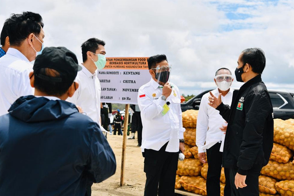Bahan pangan yang dihasilkan di lumbung pangan di Humbahas berbeda dengan yang dihasilkan di Kabupaten Pulang Pisau dan Kapuas, Kalteng. Di lumbung pangan Pulau Borneo itu, food estate akan menghasilkan padi dan singkong. 