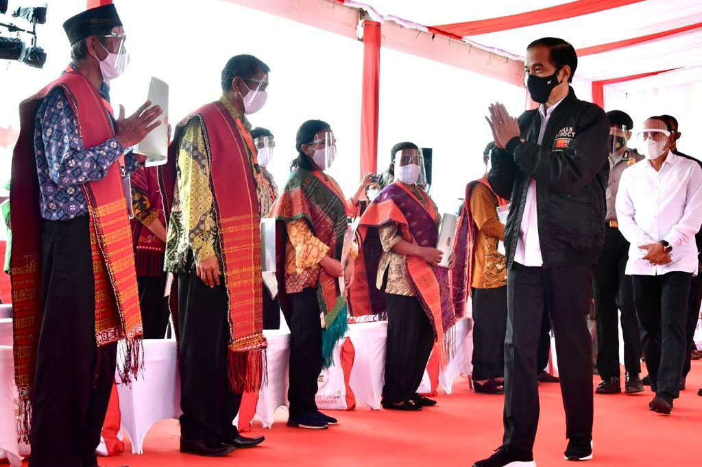 Puluhan ribu sertifikat yang diserahkan Presiden tersebut terdiri atas 20.637 sertifikat yang berasal dari program percepatan Pendaftaran Tanah Sistematis Lengkap (PTSL), 47 sertifikat untuk rumah ibadah, 1.236 sertifikat untuk aset dan barang milik negara, serta 87 sertifikat untuk bidang lahan yang berada di kawasan lumbung pangan yang berada di Kabupaten Humbahas.
