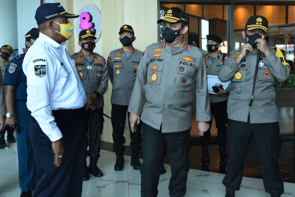 Wakapolri Komjen Pol Gatot Eddy Pramono (kedua kanan) didampingi Kapolda Banten Irjen Pol Fiandar (kanan) berbincang dengan Kepala Cabang PT ASDP Merak Hasan Lessy (kiri) saat meninjau Pelabuhan Merak, Banten.
