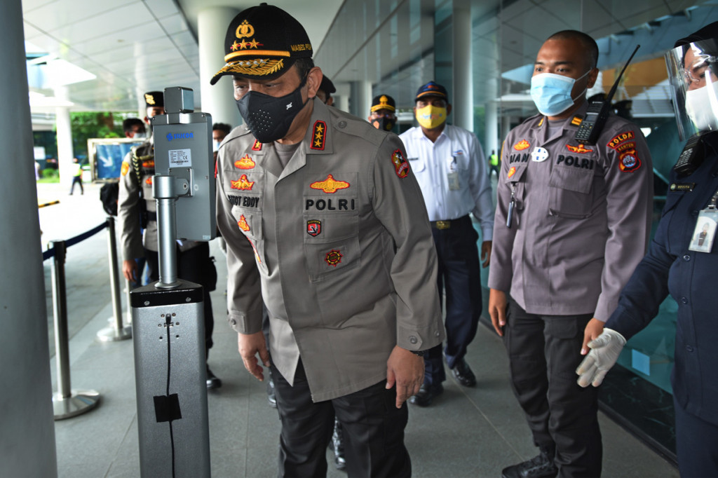 Wakapolri Komjen Pol Gatot Eddy Pramono (kiri) menjalani pemeriksaan suhu tubuh saat meninjau Pelabuhan Merak, Banten.
