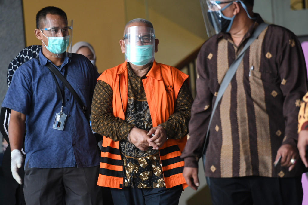 Mantan Anggota DPRD Jambi Tadjudin Hasan (tengah) berjalan menuju mobil tahanan usai diperiksa di Gedung KPK, Jakarta.