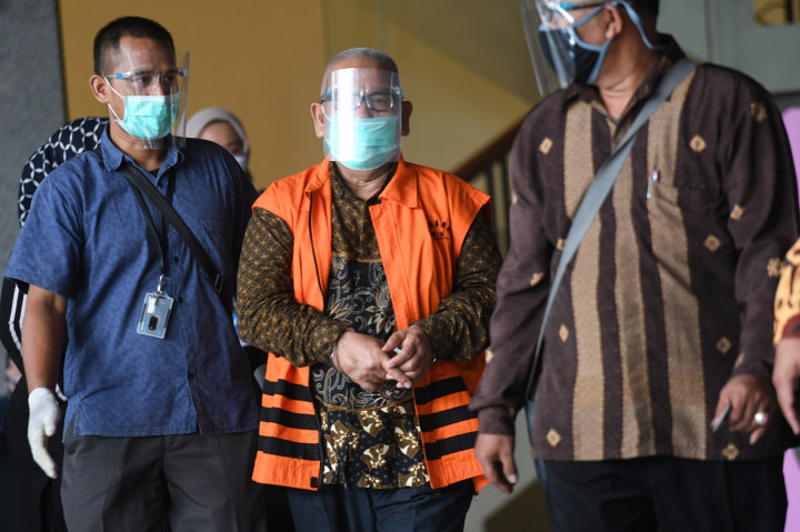 Mantan Anggota DPRD Jambi Tadjudin Hasan (tengah) berjalan menuju mobil tahanan usai diperiksa di Gedung KPK, Jakarta.