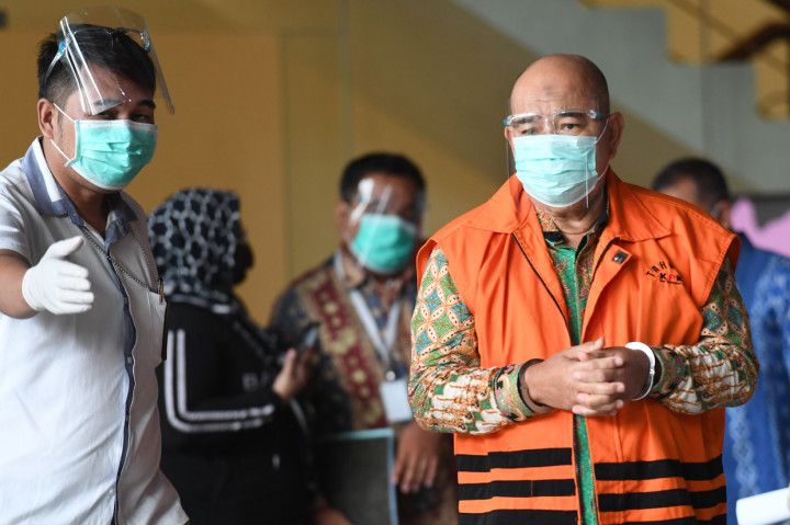 Mantan Anggota DPRD Jambi Cekman berjalan menuju mobil tahanan usai diperiksa di Gedung KPK, Jakarta.