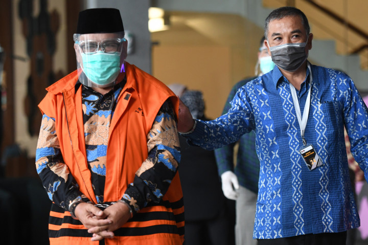 Mantan Anggota DPRD Jambi Parlagutan Nasution berjalan menuju mobil tahanan usai diperiksa di Gedung KPK, Jakarta.