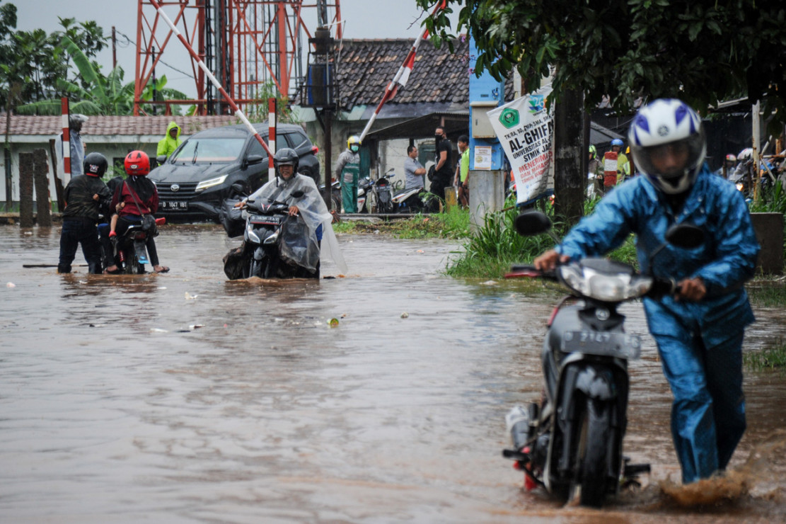 Sejumlah Ruas Jalan di Bandung Terendam Banjir  Medcom.id