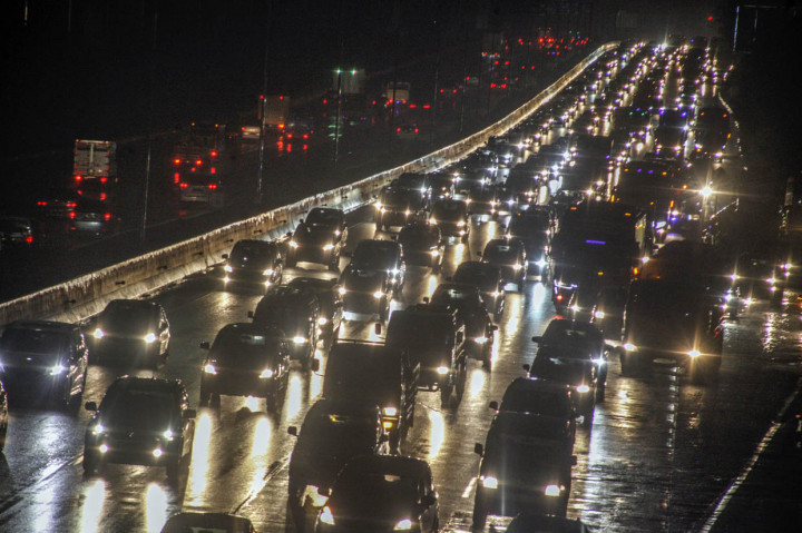 Sejumlah kendaraan memadati ruas jalan Tol Jagorawi, Cibubur, Jakarta Timur.