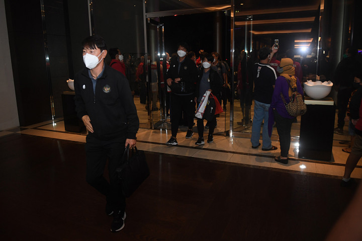 Pelatih Timnas U-19 Shin Tae-yong (kiri) berjalan memasuki penginapan setibanya di Jakarta.