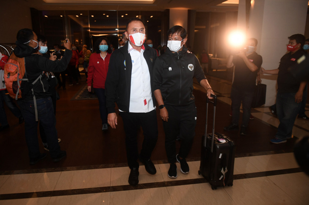 Ketua Umum PSSI Mochamad Iriawan (kiri) berbincang dengan Direktur Teknik PSSI Indra Sjafri (kanan) usai menyambut kedatangan Timnas U-19 di Jakarta.
