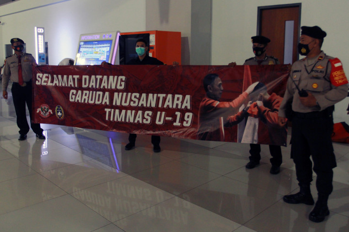 Petugas kepolisian bandara membentangkan spanduk Selamat Datang untuk Timnas U-19 setibanya dari Kroasia di Terminal 3 Bandara Soekarno Hatta, Tangerang, Banten.