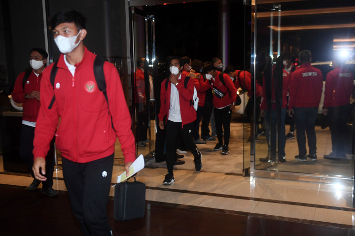 Sejumlah pemain Timnas U-19 berjalan memasuki penginapan setibanya di Jakarta.