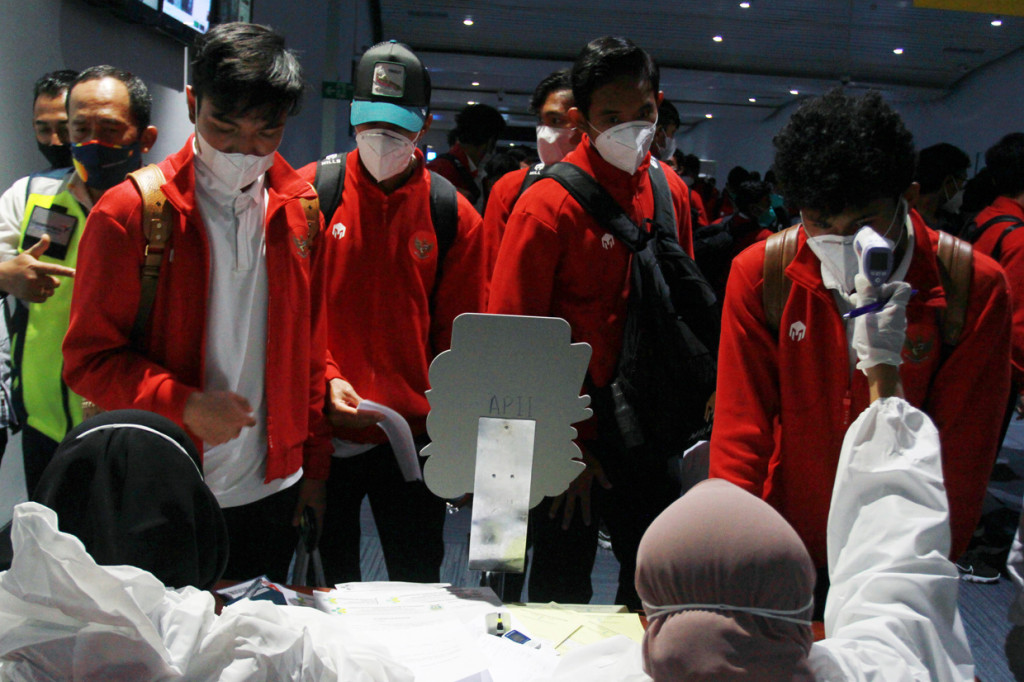 Sejumlah pesepak bola Timnas U-19 menjalani pemeriksaan kesehatan setibanya dari Kroasia di Terminal 3 Bandara Soekarno Hatta, Tangerang, Banten.
