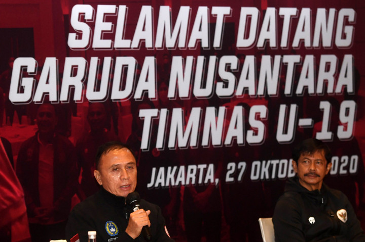 Ketua Umum PSSI Mochamad Iriawan (kiri) didampingi Direktur Teknik PSSI Indra Sjafri (kanan) memberikan keterangan terkait perkembangan Timnas U-19 di Jakarta.
