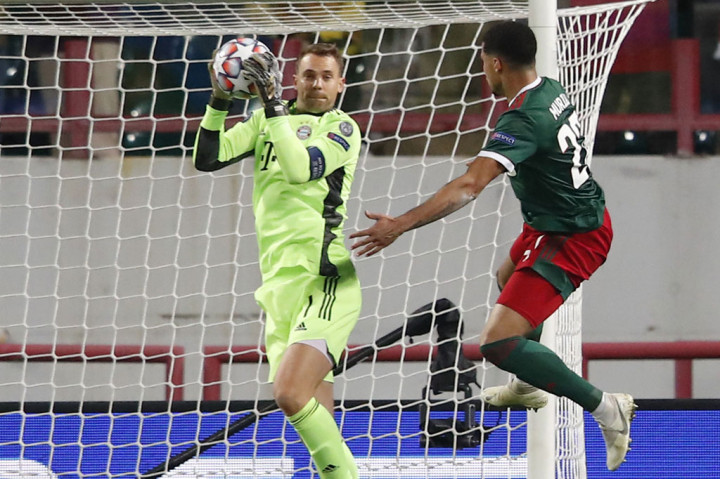 Tuan rumah mengambil inisiatif menyerang sejak awal. Peluang pertama didapat saat Anton Miranchuk umpan silang ditanduk Smolov. Sayang bola mengarah ke pelukan kiper Manuel Neuer.