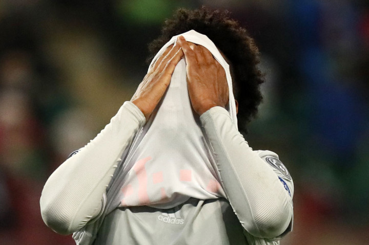 Juara bertahan Bayern hampir menggandakan keunggulan pada pertengahan babak pertama. Pavard kembali mengirim umpan silang dari sisi kanan, dan kali ini bola diteruskan sepakan voli Kingsley Coman. Sayang bola membentur tiang gawang.