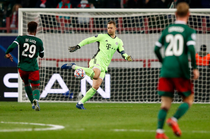 Menjelang turun minum ganti Lokomotiv yang lebih aktif menyerang. Mereka beberapa kali mencoba mengeksploitasi garis pertahanan tinggi Bayern, namun Neuer selalu siaga keluar dari sarangnya untuk menyapu bola atau menggagalkan sepakan yang mengancam gawangnya.