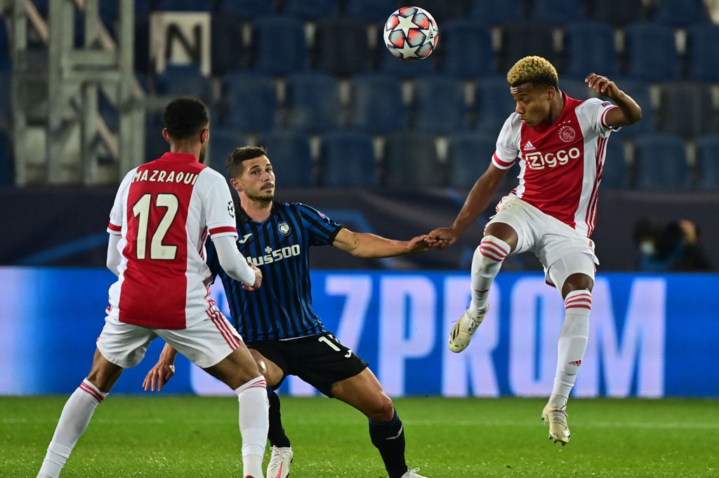 Ajax yang baru saja memecahkan rekor kemenangan Liga Belanda akhir pekan kemarin memulai pertandingan dengan baik. Beberapa peluang membahayakan gawang tuan rumah.