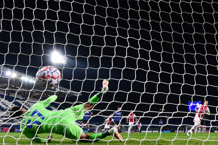 Tim tamu memperoleh hadiah penalti setelah Robin Gosens mengangkat kaki terlalu tinggi di hadapan Traore untuk menghalau umpan silang Dusan Tadic. Tadic yang bertugas sebagai algojo menghadapi bola dengan tenang dan melesakkan bola ke pojok kanan atas demi membuka keunggulan Ajax pada menit ke-30.