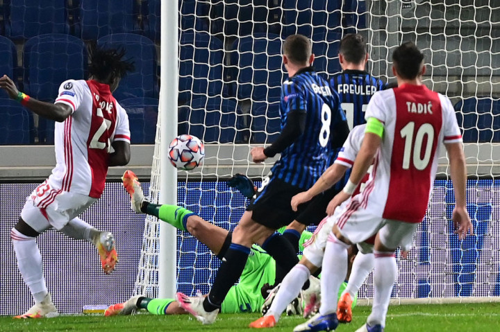 Delapan menit kemudian, Traore menggandakan keunggulan Ajax dengan menyambar bola muntah hasil tembakan David Neres yang tak dihentikan sempurna oleh kiper Marco Sportiello.