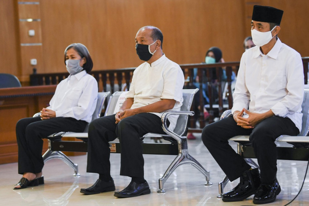 Bandung: Majelis Hakim memvonis tiga terdakwa petinggi Sunda Empire dua tahun penjara. Putusan tersebut dibacakan dalam sidang putusan kasus Sunda Empire di Pengadilan Negeri Bandung, Selasa, 27 Oktober 2020.