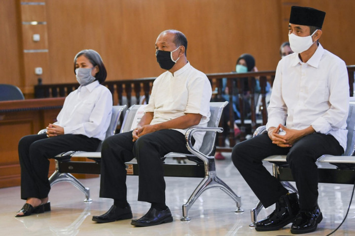 Bandung: Majelis Hakim memvonis tiga terdakwa petinggi Sunda Empire dua tahun penjara. Putusan tersebut dibacakan dalam sidang putusan kasus Sunda Empire di Pengadilan Negeri Bandung, Selasa, 27 Oktober 2020.