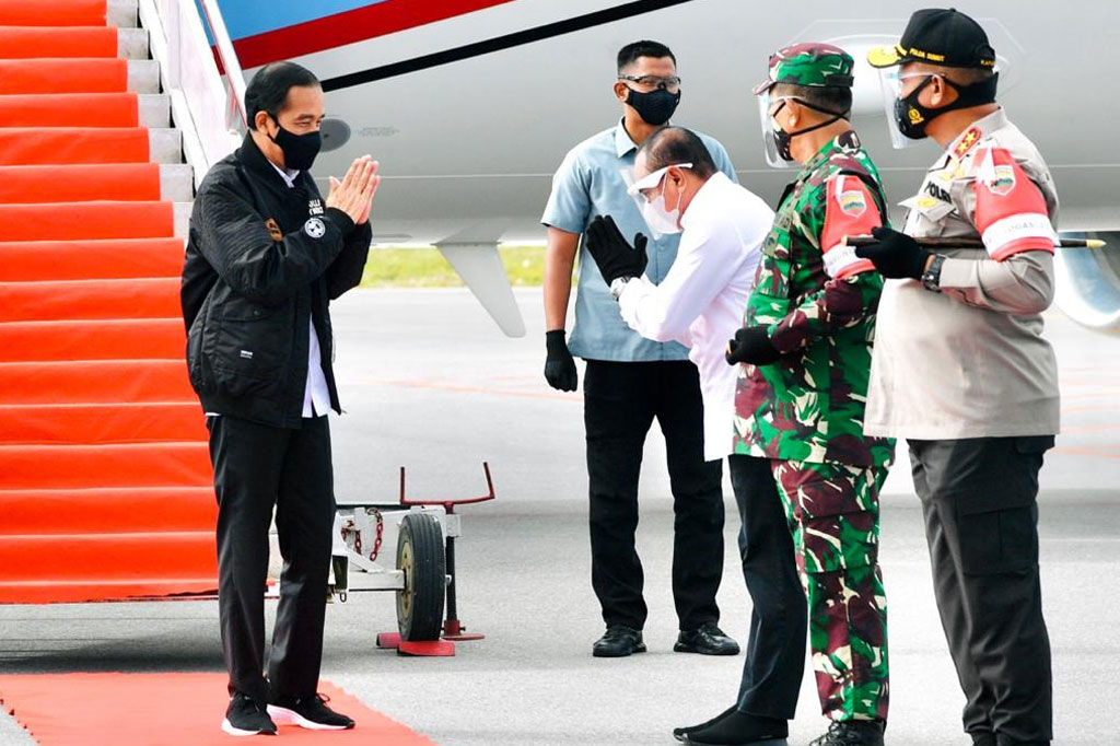 Tapanuli Utara: Presiden Joko Widodo tiba di Bandar Udara Internasional Silangit, Tapanuli Utara, Sumatera Utara, Selasa, 27 Oktober 2020. Dalam kunjungannya ke Sumut, Jokowi akan meninjau food estate dan menyerahkan sertifikat hak atas tanah kepada warga.