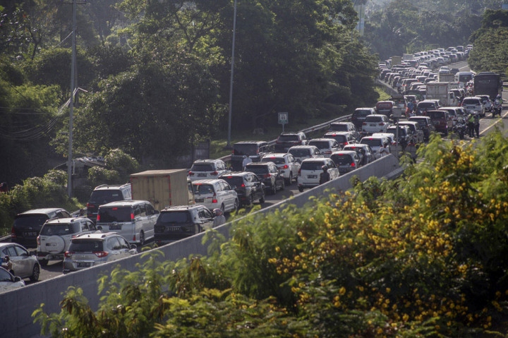 Sat Lantas Polres Bogor memberlakukan rekayasa lalu lintas sistem satu jalur atau one way untuk mengurai kepadatan kendaraan.