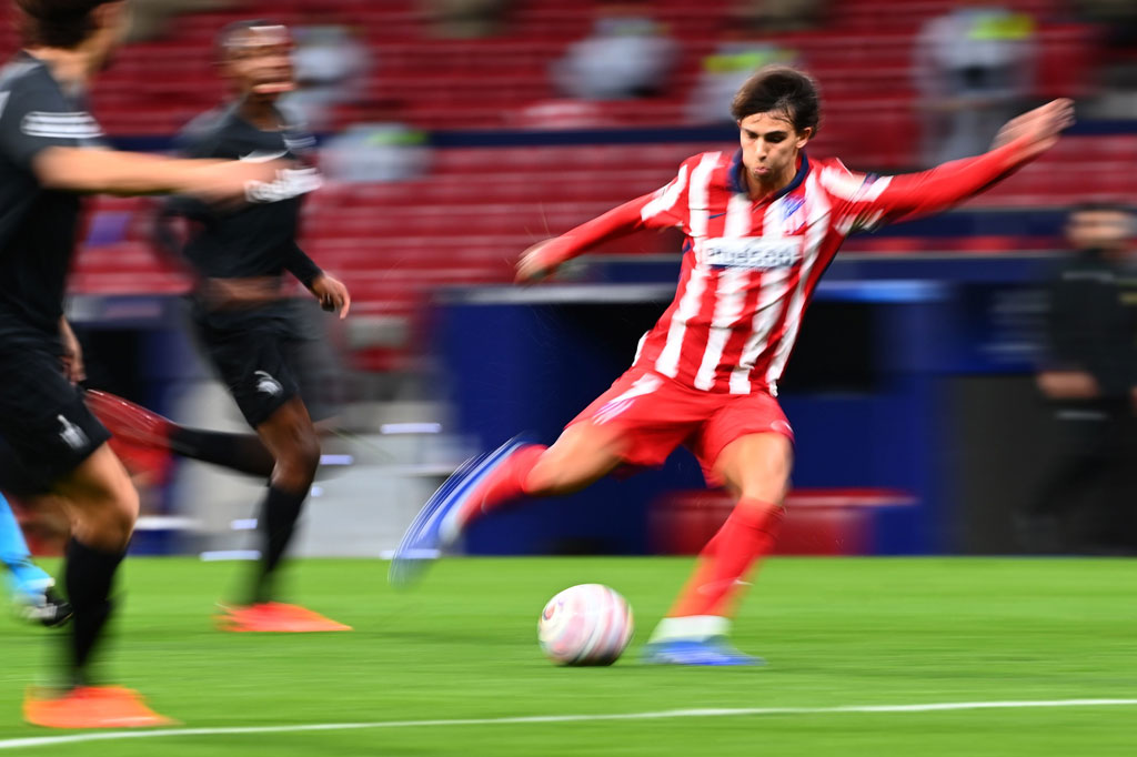 Peluang pertama pada laga tersebut didapat oleh tuan rumah Atletico. Joao Felix mematahkan perangkap offside Salzburg, kemudian melepaskan sepakan salto. Sayang bola masih membentur mistar gawang.