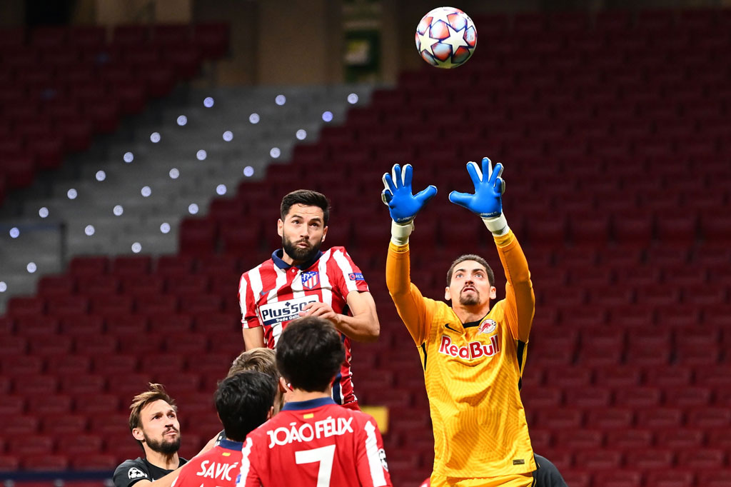 Keunggulan satu gol membuat Atletico semakin bersemangat. Sejumlah umpan silang mereka merepotkan barisan pertahanan Salzburg. Berkali-kali pula kiper Stankovic harus berjibaku mempertahankan gawangnya.