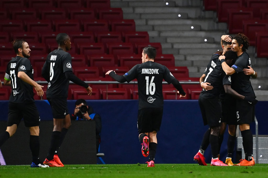 Namun, Salzburg justru berhasil menyamakan kedudukan menjelang turun minum. Dominik Szoboszlai mendapat umpan dari Mergim Berisha di tepi kanan kotak penalti, dan tembakan keras pemain Hungaria itu meluncur melewati kiper Jan Oblak.