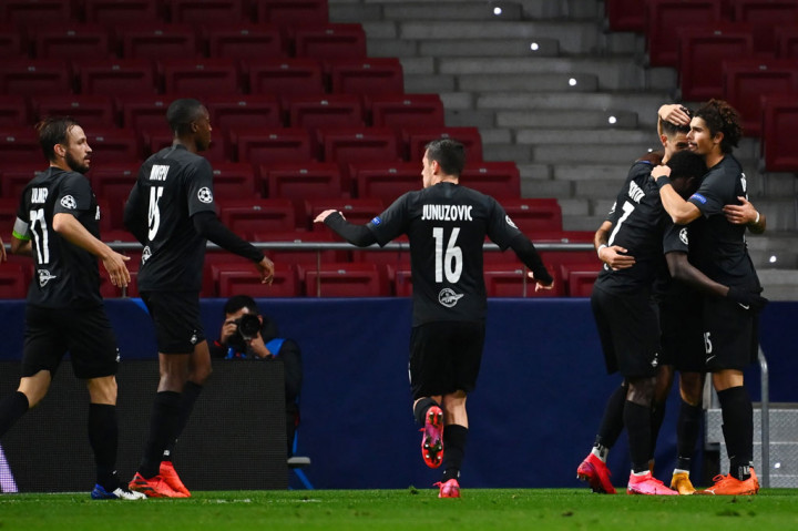 Namun, Salzburg justru berhasil menyamakan kedudukan menjelang turun minum. Dominik Szoboszlai mendapat umpan dari Mergim Berisha di tepi kanan kotak penalti, dan tembakan keras pemain Hungaria itu meluncur melewati kiper Jan Oblak.