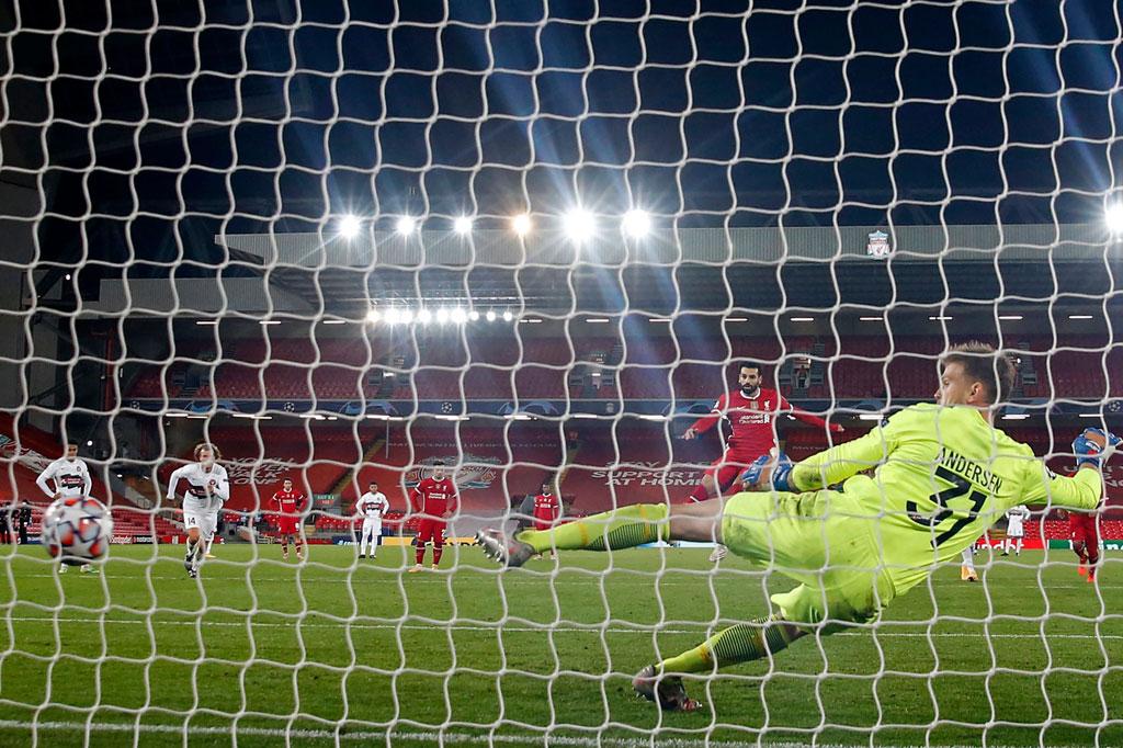 Mohamed Salah melengkapi kemenangan Liverpool lewat eksekusi penaltinya pada menit ketiga injury time, setelah ia dijatuhkan oleh Paulinho di dalam area terlarang seusai menerima umpan terobosan dari Alexander-Arnold.