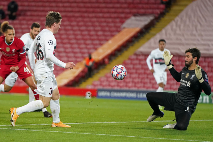 Justru Midtjylland yang punya kesempatan untuk unggul terlebih dahulu saat Anders Dreyer lolos dari jebakan offside. Beruntun kiper Alisson Becker bisa mengamankan gawang Liverpool.