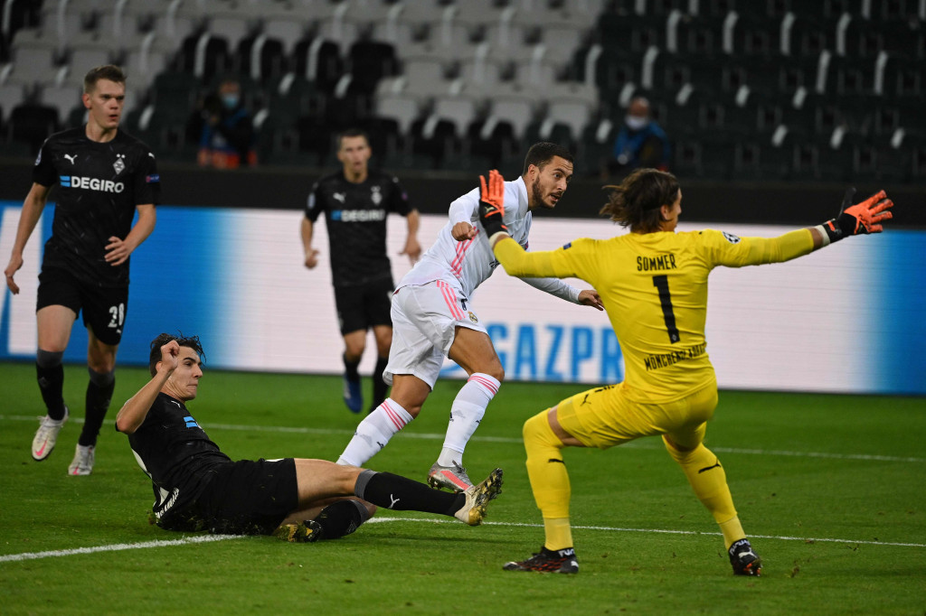 Real Madrid memulai laga dengan permainan menyerang untuk berusaha membuka pertahanan Gladbach. Beberapa peluang tercipta namun belum berbuah gol.