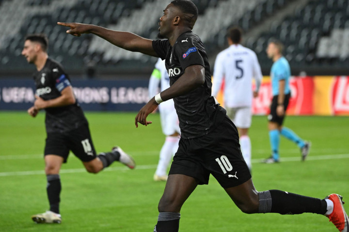 Tim tamu lebih banyak menguasai bola, namun Gladbach yang mampu memecah kebuntuan pada menit ke-33 lewat Marcus Thuram menyambut umpan silang Alassane Plea. Keunggulan itu bertahan sampai turun minum.