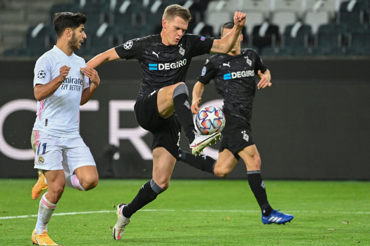 Pada awal babak kedua, Real mencoba tampil lebih agresif. Casemiro melepaskan tembakan tidak akurat, sementara tembakan Marco Asensio dapat diblok pemain bertahan lawan.