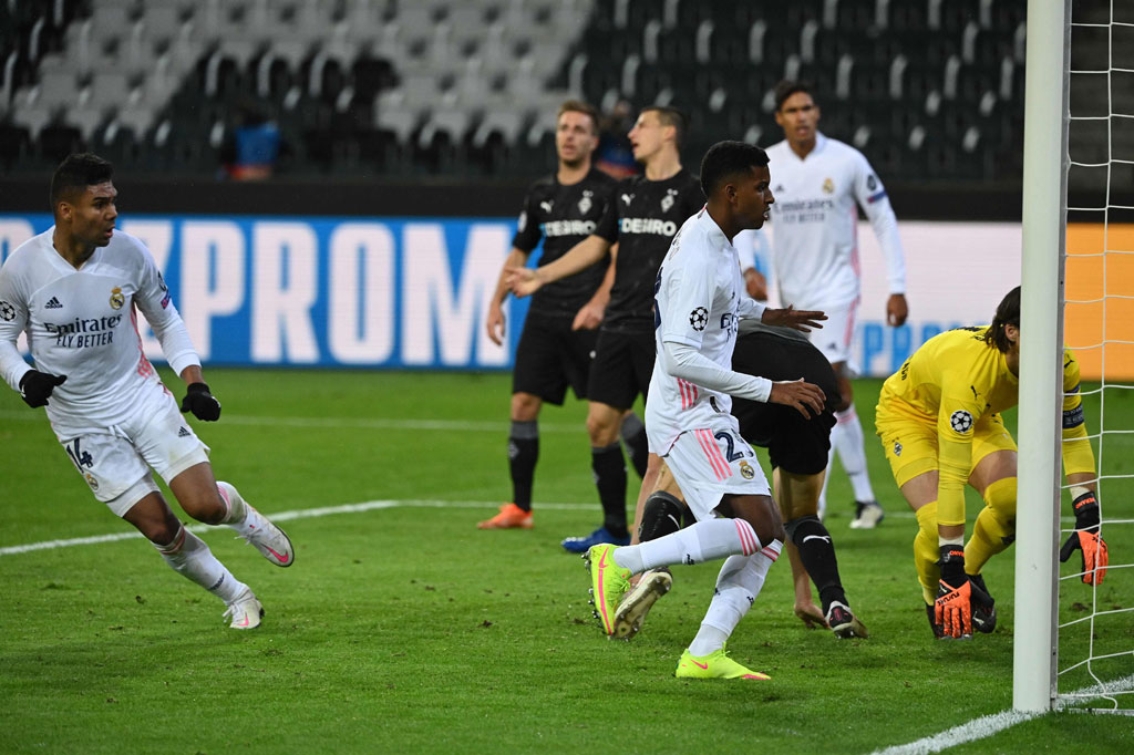 Real bahkan mampu menyamakan kedudukan beberapa menit kemudian. Luka Modric mengirim umpan silang ke tiang jauh, Sergio Ramos melompat mengungguli para pemain bertahan Gladbach untuk mengirimkan bola yang dapat dikonversi Casemiro menjadi gol penyelamat.