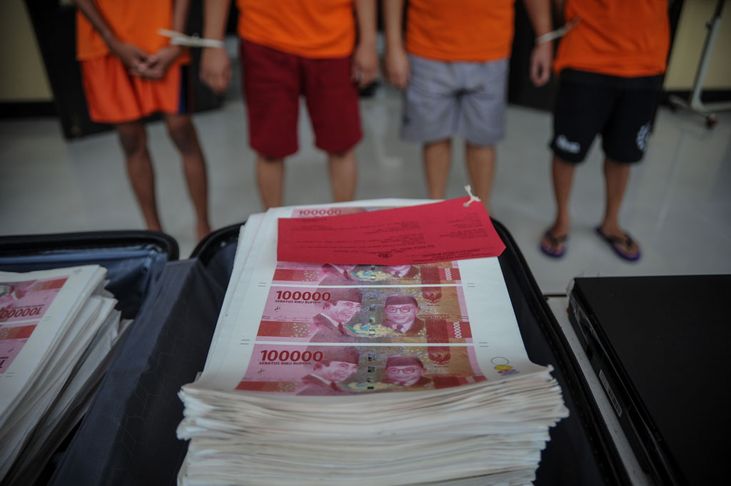 Polrestabes Bandung berhasil menangkap empat orang tersangka yang memproduksi uang palsu pecahan seratus ribu rupiah senilai Rp800 juta yang diancam dengan hukuman pidana paling lama 15 tahun kurungan penjara.
